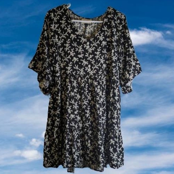 Universal Threads Small Flowy black & white loose fitting bell sleeves dress. - Picture 1 of 1